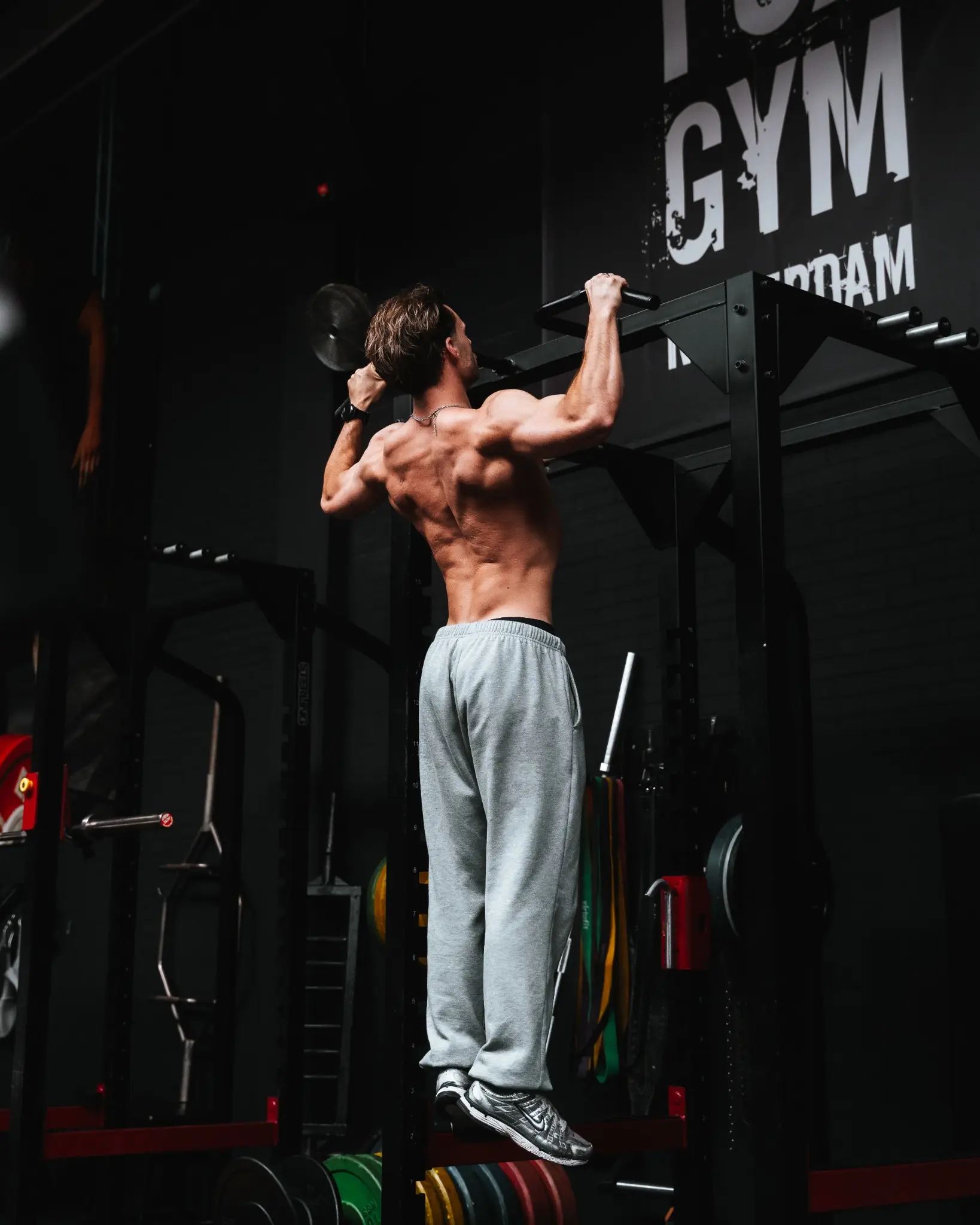 Arne tijdens een pull-up